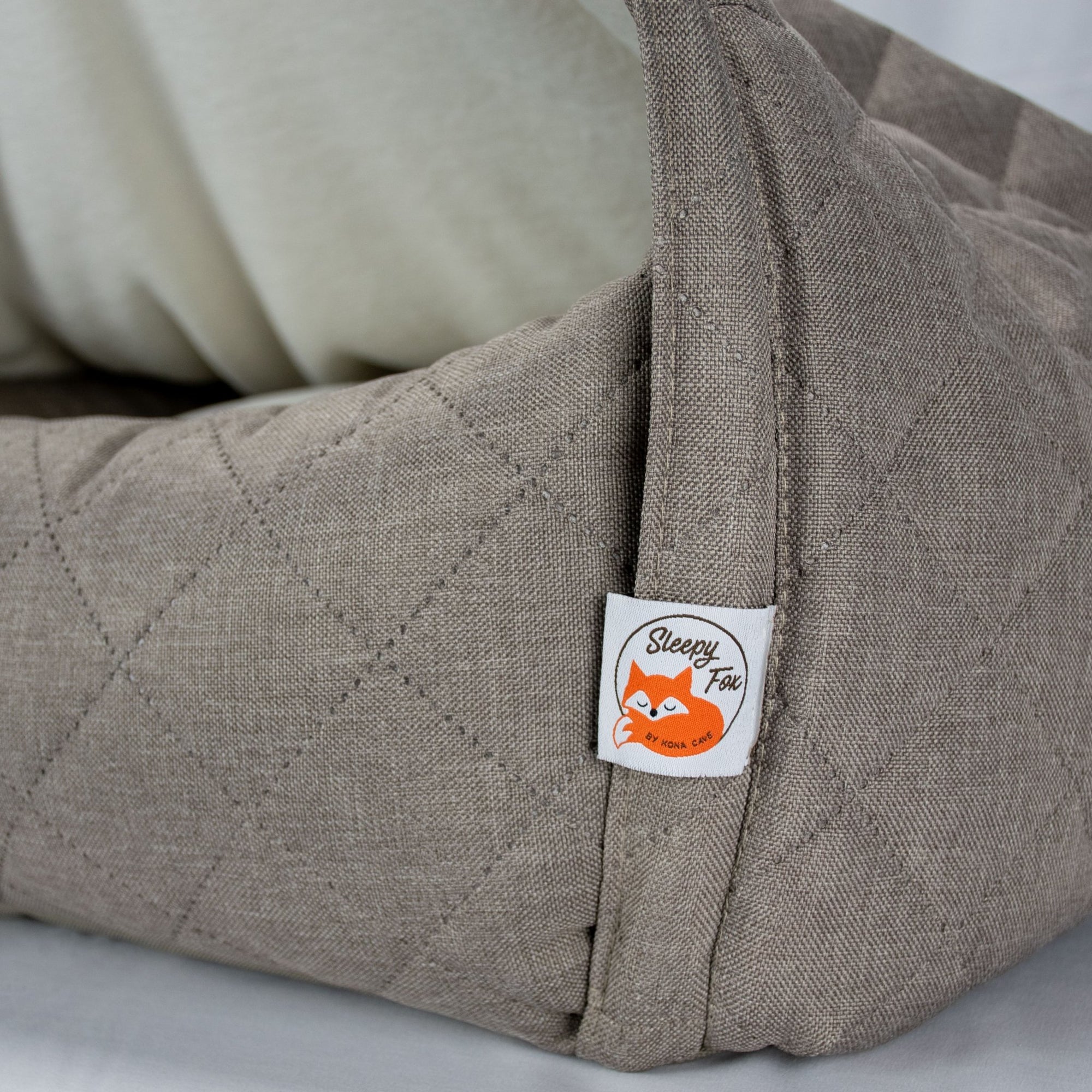 Sleepy Fox® luxury hundehöhle / katzenhöhle cave dog / cat bed with adorable sleeping fox under a canopy cave bed as logo. 